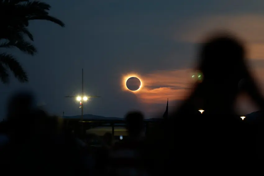 IN IMAGES: Solar eclipse plunges large swathe of Spain into total darkness
