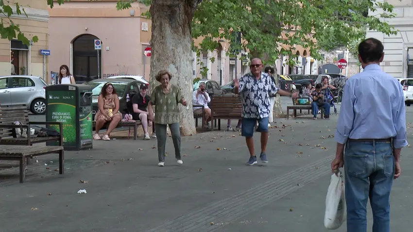 Italian senior couple dancing in Rome piazza become internet sensation